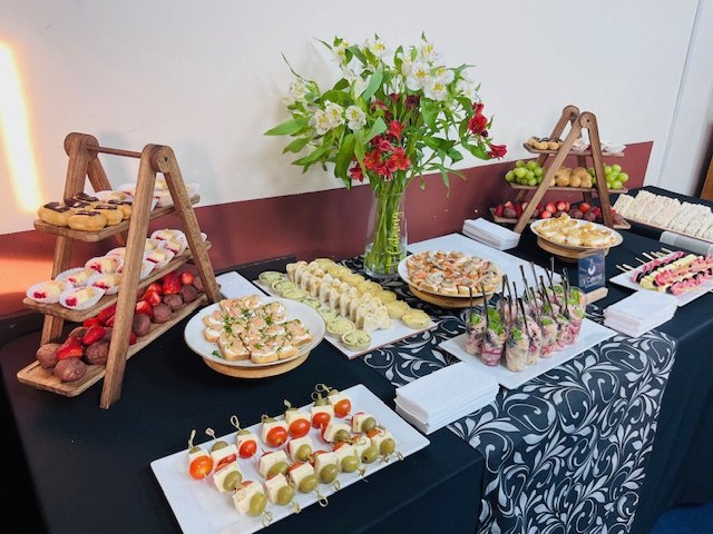 Mesa de catering con cócteles