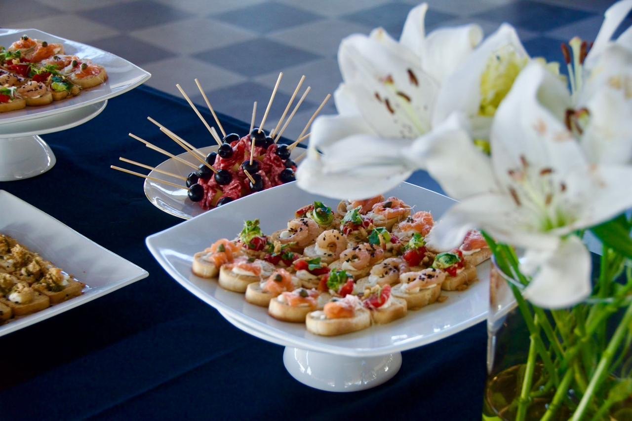 Canapés gourmet con flores