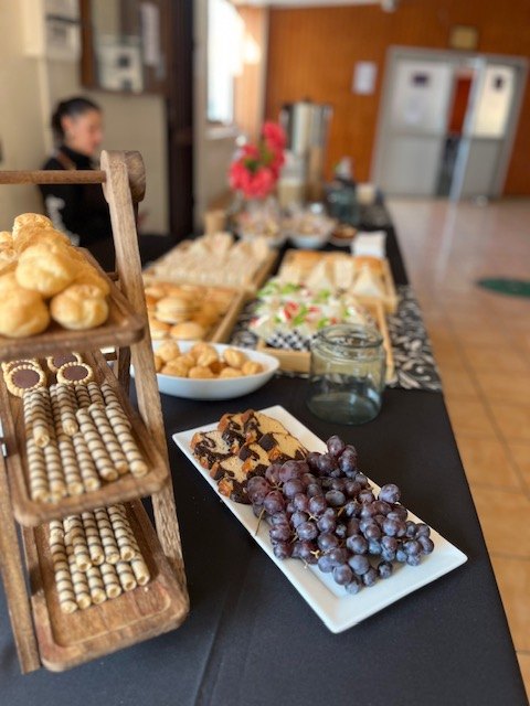 Coffee break con frutas, galletas y sándwiches
