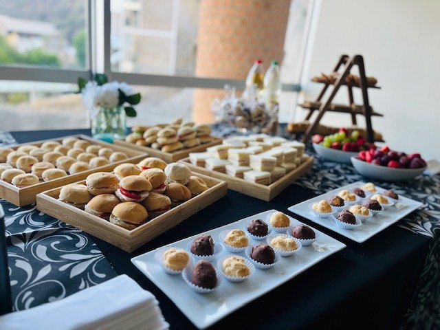 Mini hamburguesas, sándwiches y bombones