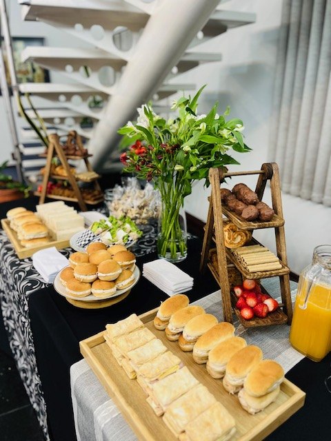 Montaje bajo escalera con mini hamburguesas