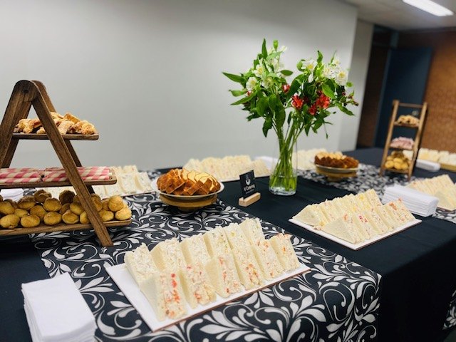 Mesa larga de coffee break con flores